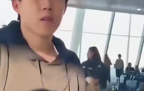 王楚钦训练后遭一名女子怼脸直拍，当场回：离我远点，再拍报警