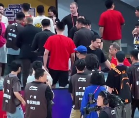 非常生气?广厦没能提前夺冠 王博离场时怒踹CBA总决赛泡沫板