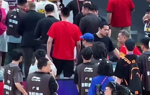 非常生气?广厦没能提前夺冠 王博离场时怒踹CBA总决赛泡沫板